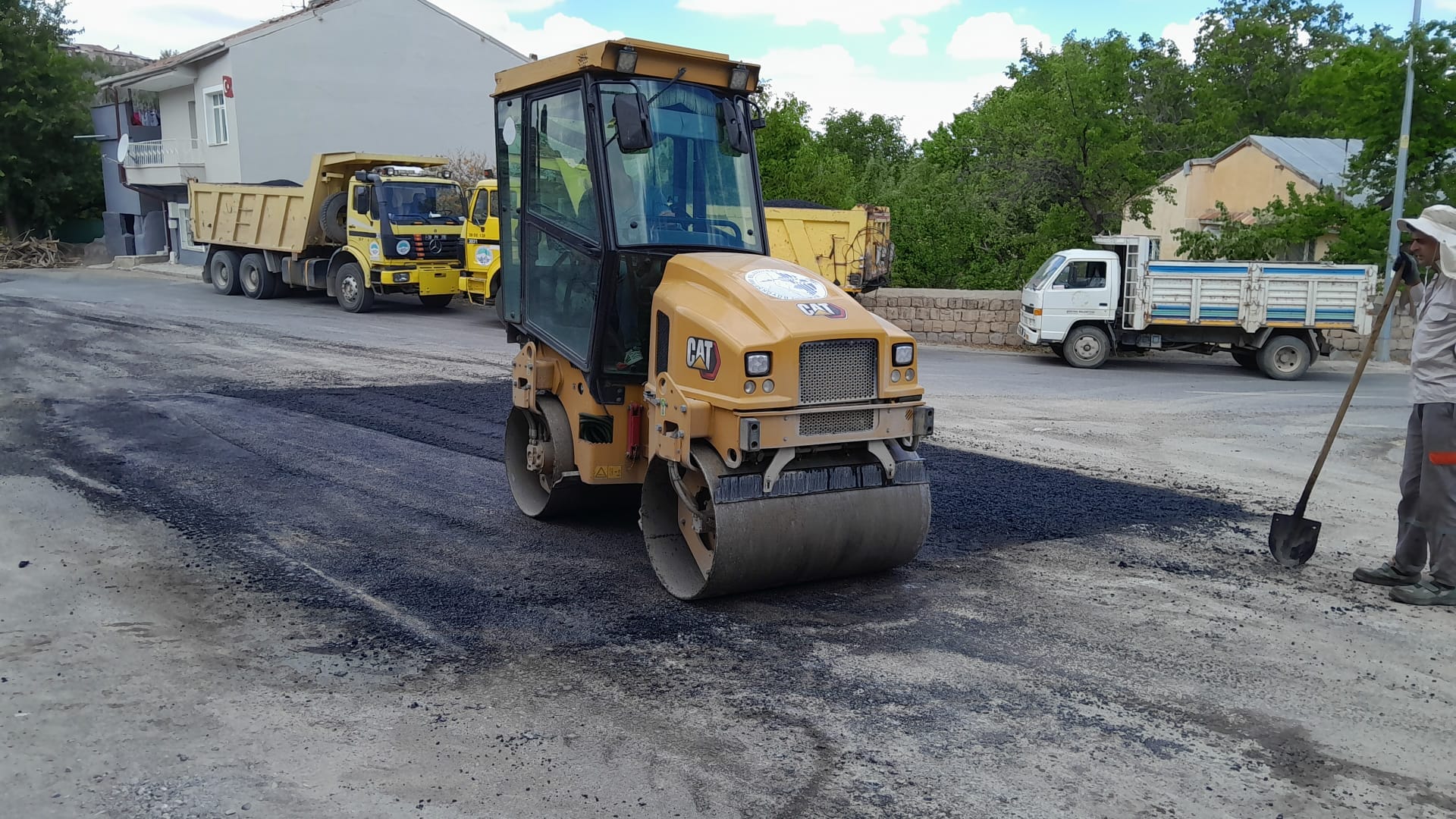 ASFALT BAKIM ONARIM VE YENİLEME ÇALIŞMALARI SON HIZ DEVAM EDİYOR