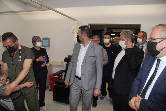 Başkan ALTUN Sağlık Haftası ve Ramazan ayı vesilesi ile Sağlık Çalışanlarını ziyaret edildi.