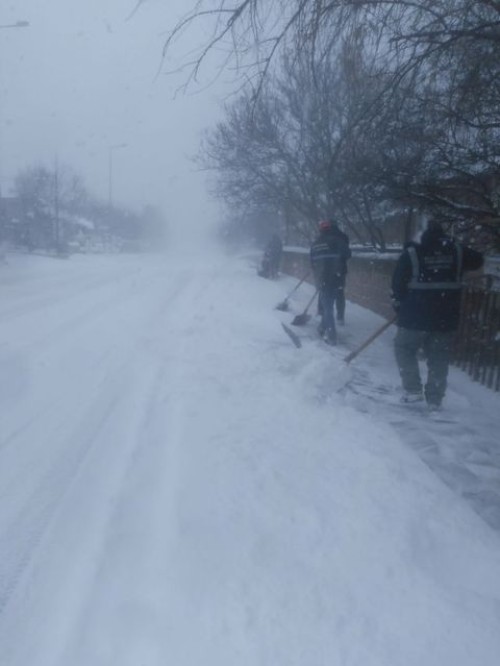 Yaya yolları, toplu kullanım alanlarında, okulların etrafında, ve araç yollarında karlar temizlendi