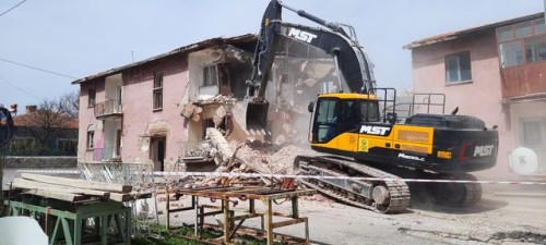 BÜNYAN'DA METRUK BİNALAR YIKILIRKEN BİR YANDANDA KOYUNABDAL'DA BAYRAM TEMİZLİĞİ DEVAM ETTİ