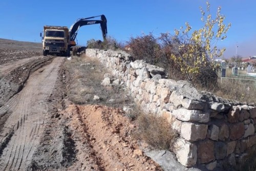 Emirören Mahallesinde mezarlık genişletme ve çevre duvar yapımı devam ediyor