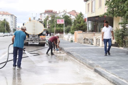 Fatih Mahallesinde kaldırım çalışmalarında oluşan atıklar temizleniyor.