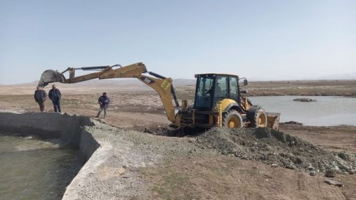 Yenisüksün Mahallesinde Gölet temizlik ve tesviye çalışmaları yürüttü.