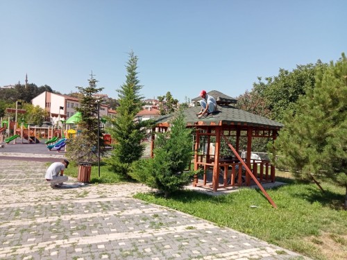 ​Mahallelerimiz genelinde Park Bahçe bakım, onarım ve çevre düzenleme çalışmalarımız sürüyor.