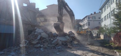 ​Salı Pazarında tehlike arz eden ve metruk hale gelen umumi tuvaletin yıkım çalışmaları başladı.