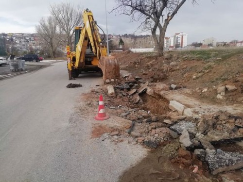 Bakım, onarım  çalışmaları yapılıyor, bir yandan da park ve bahçelerde temizlik işleri sürüyor