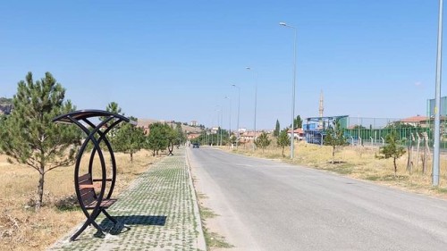 Dinlenme Noktalarına banklar yerleştiriliyor.