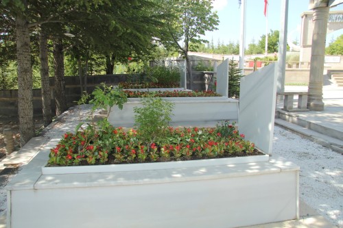 ​BAYRAM ÖNCESİ MEZARLIKLAR TEMİZLENDİ, ŞEHİTLERİMİZİ UNUTMADIK