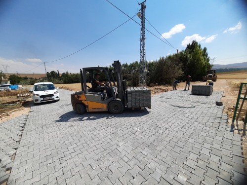 ​BÜNYAN'DA KİLİT PARKE YOL YAPIM ÇALIŞMALARI SÜRÜYOR