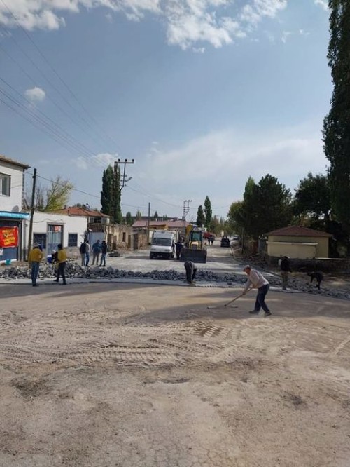 ​Altyapı hazırlıkları tamamlanan Köprübaşı Mahallemizde üstyapı parke çalışmaları sürüyor.