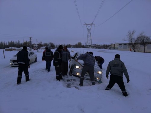 KARLA MÜCADELE EKİPLERİMİZ YOLDA KALAN HEMŞEHRİLERİMİZİN YARDIMINA KOŞUYOR