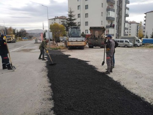 ​İlçemiz genelinde deforme olan yollarda bakım onarım çalışmaları devam ediyor.