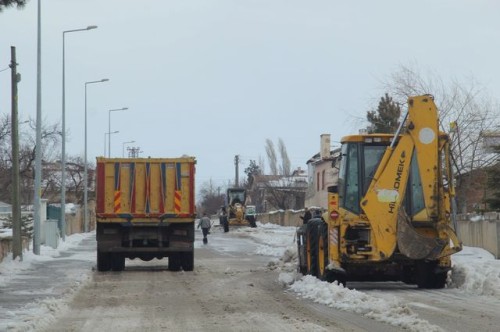 İlçe genelinde Karla mücadele çalışmaları devam ediyor