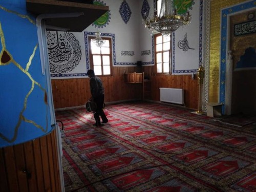 Camilerde ve çevrelerinde Ramazan ayı öncesi temizlik ve dezenfekte çalışmaları yapıldı.