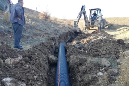 Asmakaya Mahallesi'nde tarım alanı yollarınanda düzenleme çalışmaları yapıyor