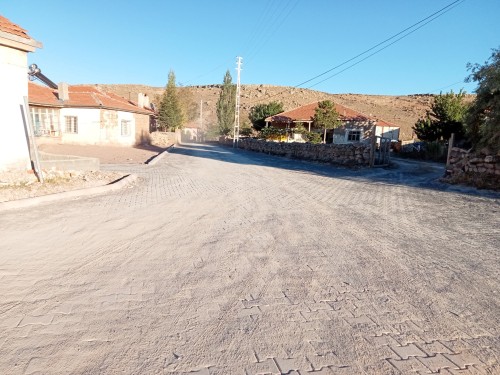 Fen işleri ekiplerimizin tüm mahallelerimizde kilitli parke çalışmalarımız devam ediyor.