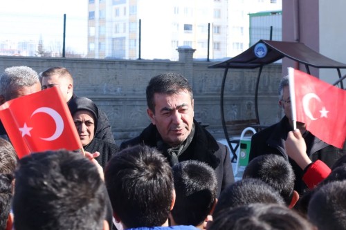 BAŞKAN METİN'DEN ÖĞRENCİLERE JEST