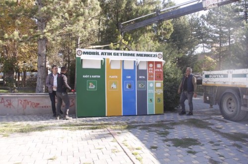 Mobil Atık Getirme Merkezimizin ilki Şehit Yusuf Uğur Caddemize konuşlandırıldı.