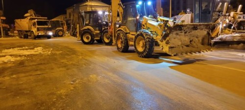 Akşam saatlerinde başlayan karla mücadele çalışmalarımız devam ediyor.