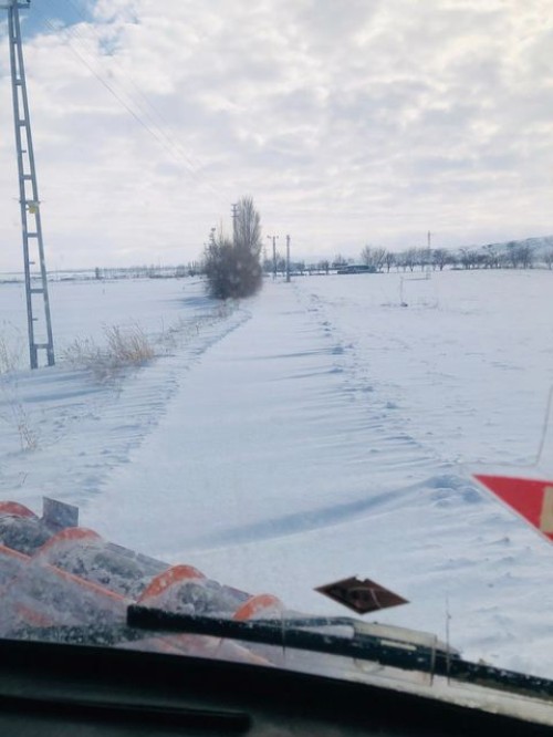 İlçemiz Mahallelerimizde karla mücadele çalışmalarımız devam ediyor.