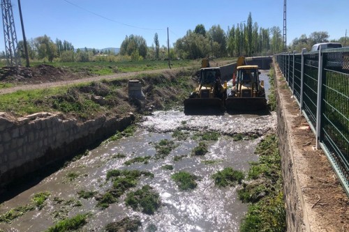 Bünyan'da Dereler Temizlenerek İlaçlanıyor