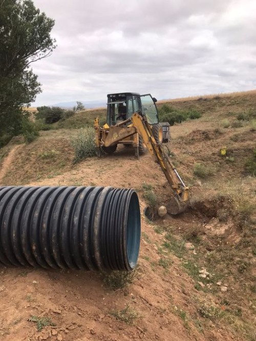 Mahalle çeşmelerinde su hatları yenileme çalışmaları yapılıyor.