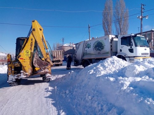 ekiplerimizce duraklarda, yaya yollarında, ara yollarda, çöp etraflarında ummalı çalışmalar sürüyor.