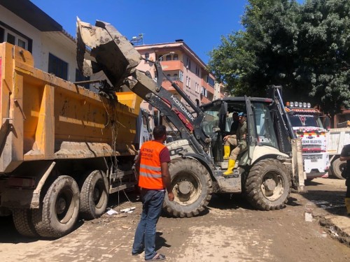 Sel felaketinin geride bıraktığı hasarları gidermek için çalışmalar devam ediyor.