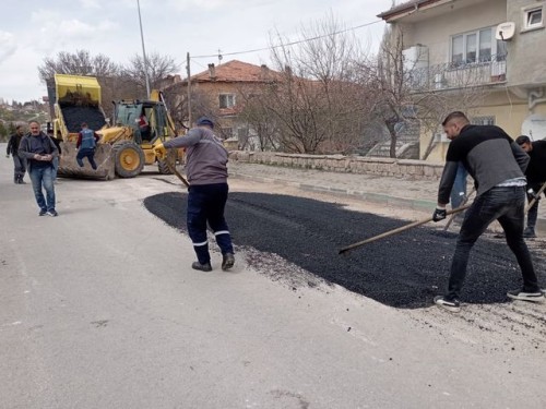 İlçe Merkezimizde kış şartlarında zarar gören yollarda bakım, onarım çalışmaları gerçekleştirildi.