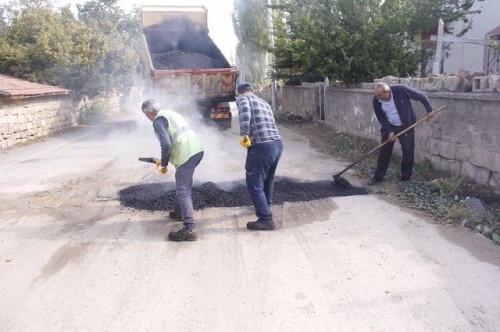 ​İlçemiz genelinde asfalt yama ve yol yapım çalışmalarımız devam ediyor.