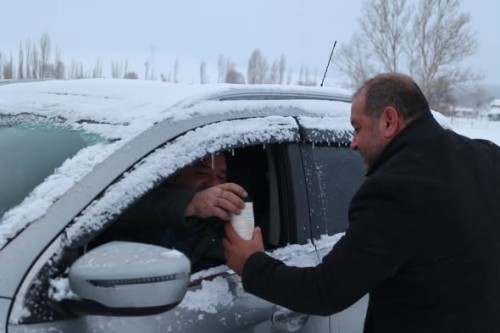 MAHSUR KALAN VATANDAŞLARA SICAK ÇAY İKRAI