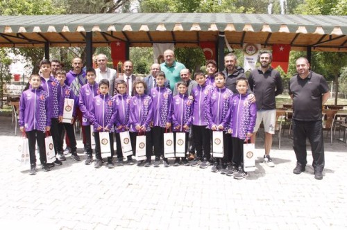 Türkiye Minikler Turnuvasında 4.lük elde eden miniklerimize hediyeler verildi.