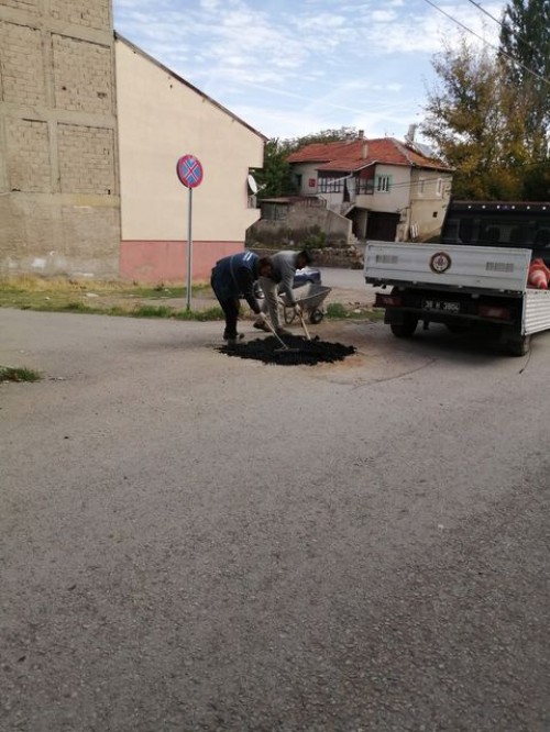 İlçe merkezimizde  çeşitli nedenlerle bozulan yollarda asfalt yama çalışmalarımız devam ediyor.