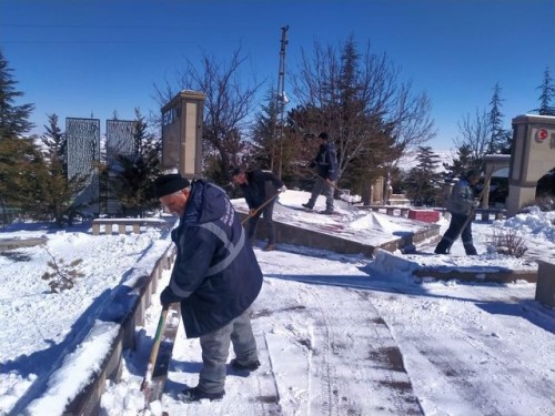 Şehitlerimizin kabirlerinde bakım ve temizlik çalışmaları yapıldı.