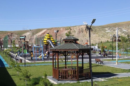 iklim koşulları ve çeşitli nedenlerle hasar gören parkların bakım onarım ve tadilatına devam ediyor.