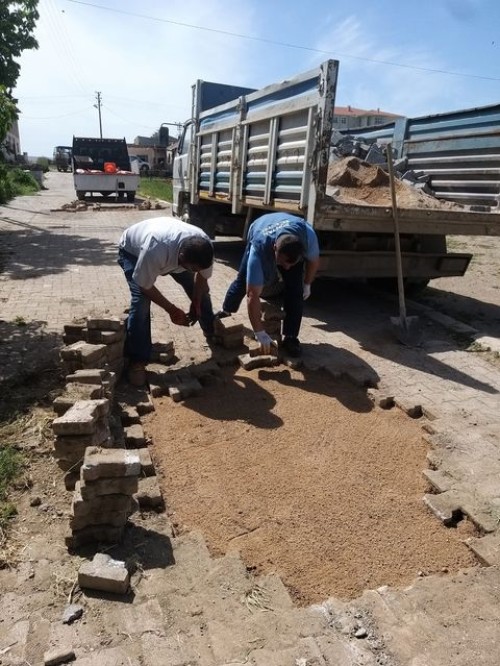 Parke  onarım ve yenileme çalışmalarına Büyüktuzhisar Mahallesi'nde devam ediyor.