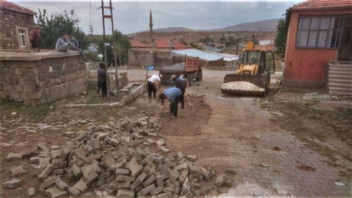 ​Yenisüksün Mahallemizde üstyapı parke yapımı ve tamirat çalışmalarımız devam ediyor