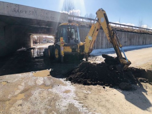 İlçe merkezimizde araç ve yaya yollarında bakım onarım ve yenileme çalışmaları yapıldı.