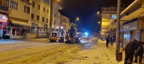 Fen İşleri Müdürlüğü ekiplerimiz ilçe merkezimizde karla mücadele çalışmalarını sürdürüyor.