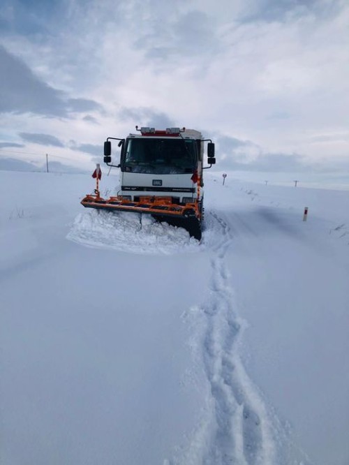 İlçemiz genelinde başlatılan karla mücadele çalışmaları devam ediyor.