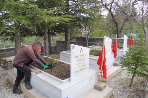 İlçemiz genelindeki tüm mezarlıklarda Ramazan Bayramı hazırlıklarına başladı.