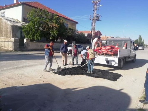 Çeşitli nedenlerle bozulan bölgelerde asfalt yama çalışmalarını sürdürüyor.