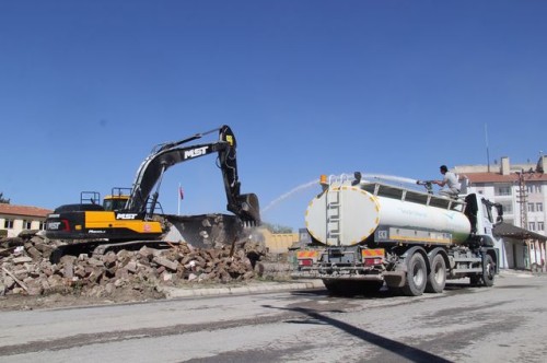 TEHLİKE ARZ EDEN  METRUK BİNALARIN YIKIM ÇALIŞMALARI SÜRÜYOR