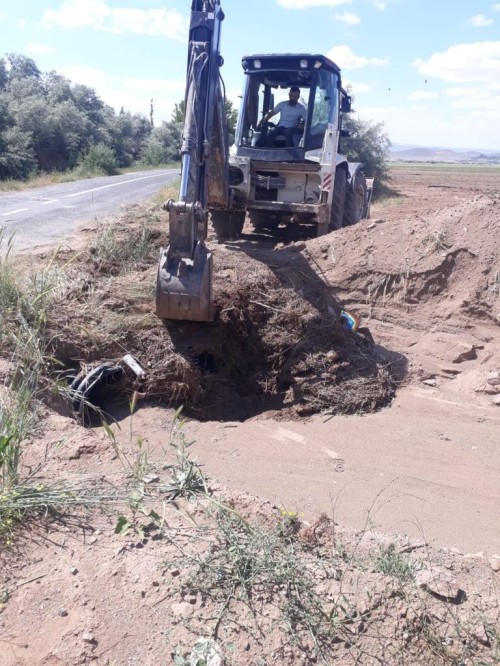 Karacaören Mahallemizde yağmur suları geçişlerine  borular atılarak düzenlemeler yapılıyor.