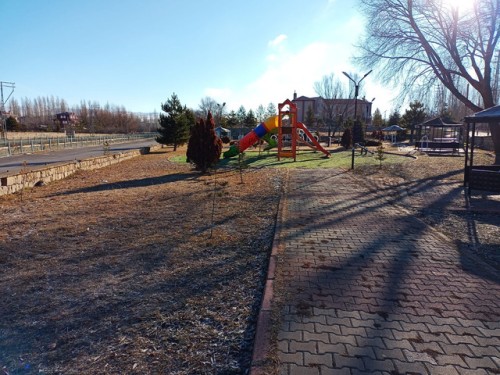 PARK, BAHÇE VE YEŞİL ALANLARDA TEMİZLİK, BAKIM, ONARIM VE YENİLEME ÇALIŞMALARI ARALIKSIZ SÜRÜYOR