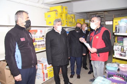 Fahiş fiyat ve gramaj kontrolleri yapılarak depo ve stoklarda incelemede bulundu.