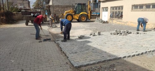 ​AKMESCİT MAHALLESİNDE YOL BAKIM, ONARIM VE YENİLEME ÇALIŞMALARI SÜRÜYOR