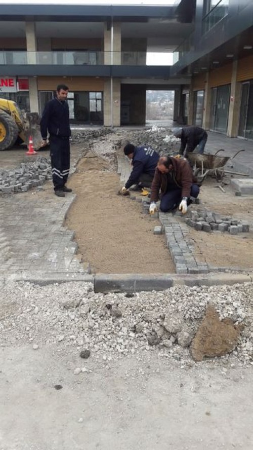 Üniversite ve Ticaret Merkezi çevresinde üstyapı parke çalışmaları yapıldı.