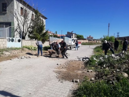 Fen İşleri Müdürlüğü ekipleri belirlenen bölgelerde parke bakım, onarım ve yenileme çalışmalarını sü