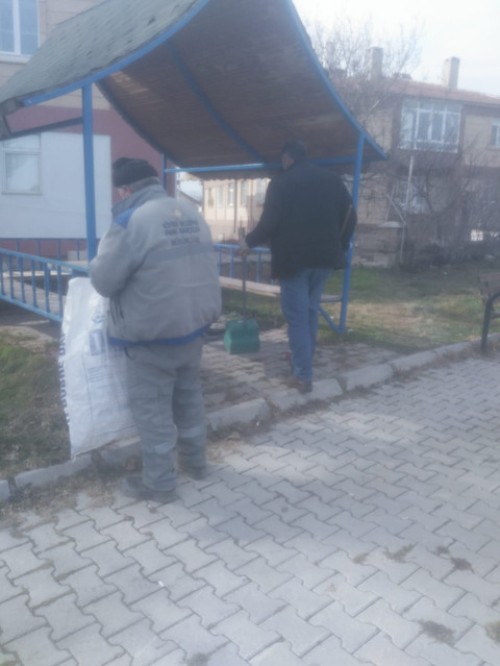 İlçe genelinde park ve bahçelerde temizlik çalışmaları yapıldı.